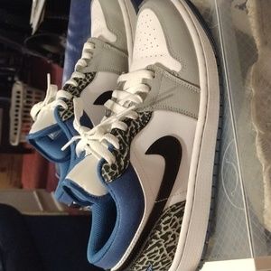 Jordan lows 1 size 9 color white, blue, gray& black